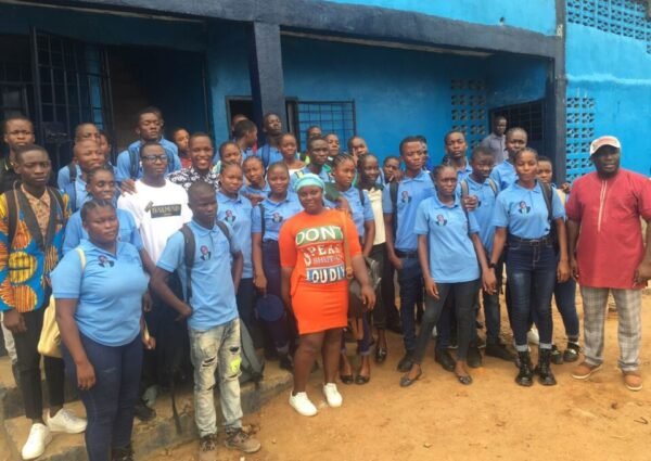 A US-Based Liberian Presents His 2 Global Leadership Awards To Local Students